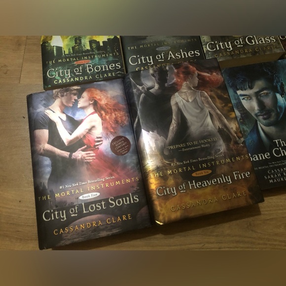 🐱 The Mortal Instruments Series - Picture 4 of 4